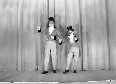 834032 Afbeelding van een scene uit het programma ABC Expres van het ABC-cabaret (Wim Kan en Corry Vonk).